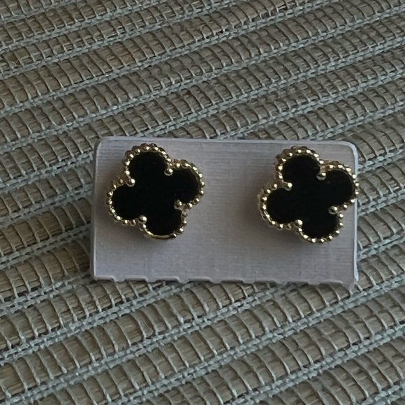 Jewelry - ⭐️- mini Black and Gold Clover Earrings